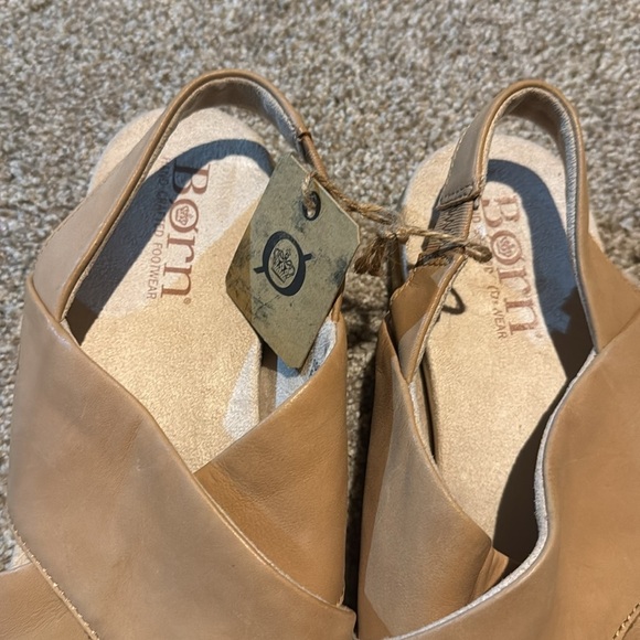 Born NWT Sandals Sling Back 10M Neutral Leather Comfort Vacation Travel Resort - Picture 4 of 13